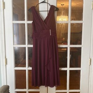 Formal dress/bridesmaids size 16 Jessica Howard never worn !maroon